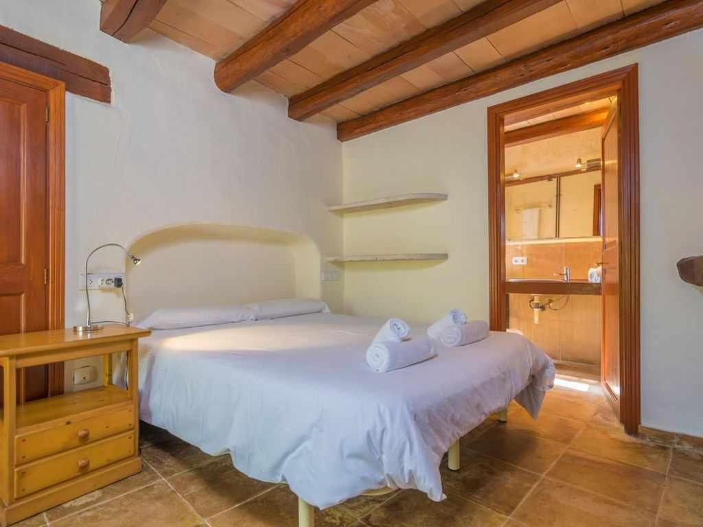 Postel nebo postele na pokoji v ubytování Finca Son Xona Alcina Vacation
