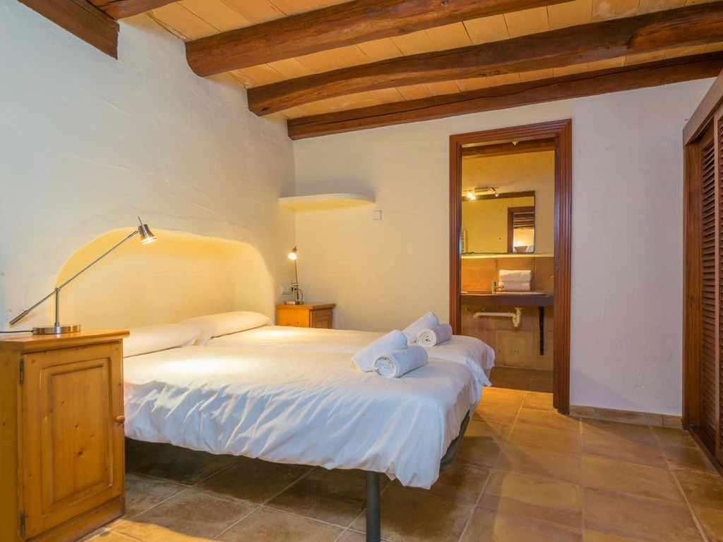 Postel nebo postele na pokoji v ubytování Finca Son Xona Alcina Vacation