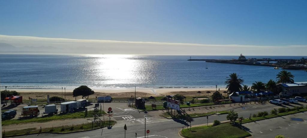 - Vistas a la playa y al océano y a la ciudad en Point Village Accommodation - Santos 61/62 en Mossel Bay