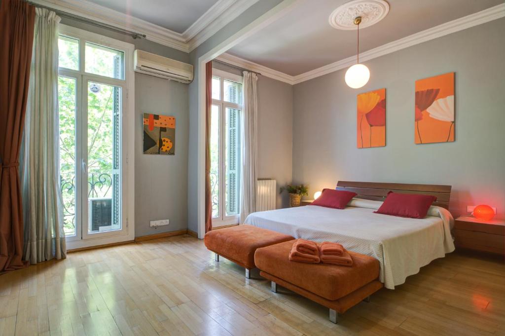 バルセロナにあるLuxury Central Apartmentのベッドルーム1室(大型ベッド1台、赤い枕付)