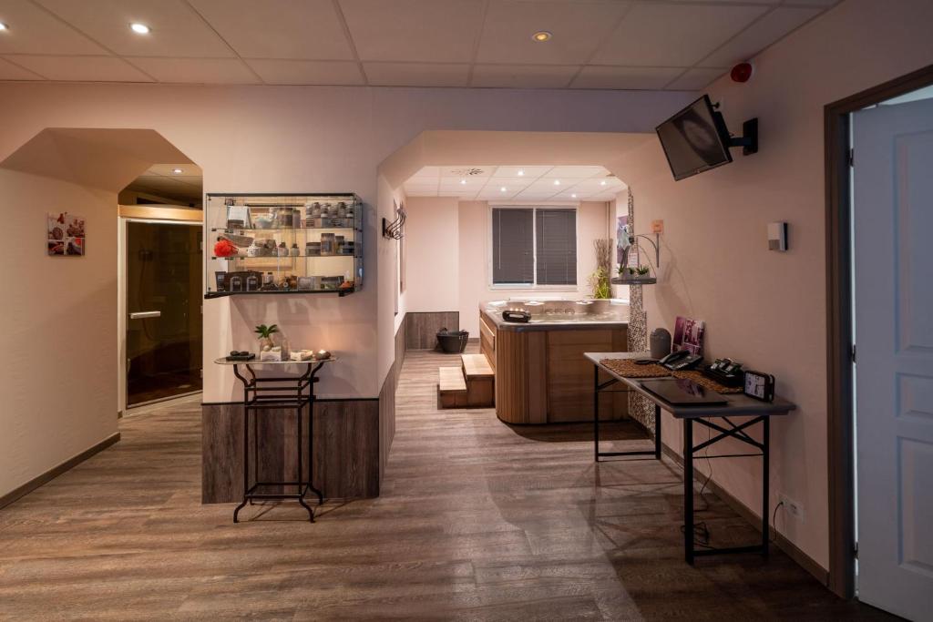 Televiisor ja/või meelelahutuskeskus majutusasutuses Logis Central Hôtel - Restaurant & Spa