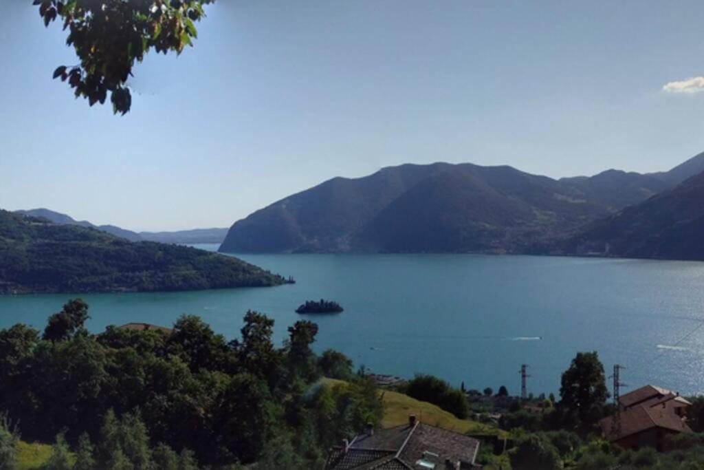 widok na duży zbiornik wodny z górami w obiekcie CasaDolcelago Marone Villa con Giardino Vista Lago Private Parking w mieście Marone