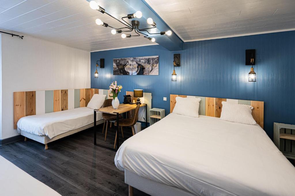 Llit o llits en una habitació de Logis Central Hôtel & Spa