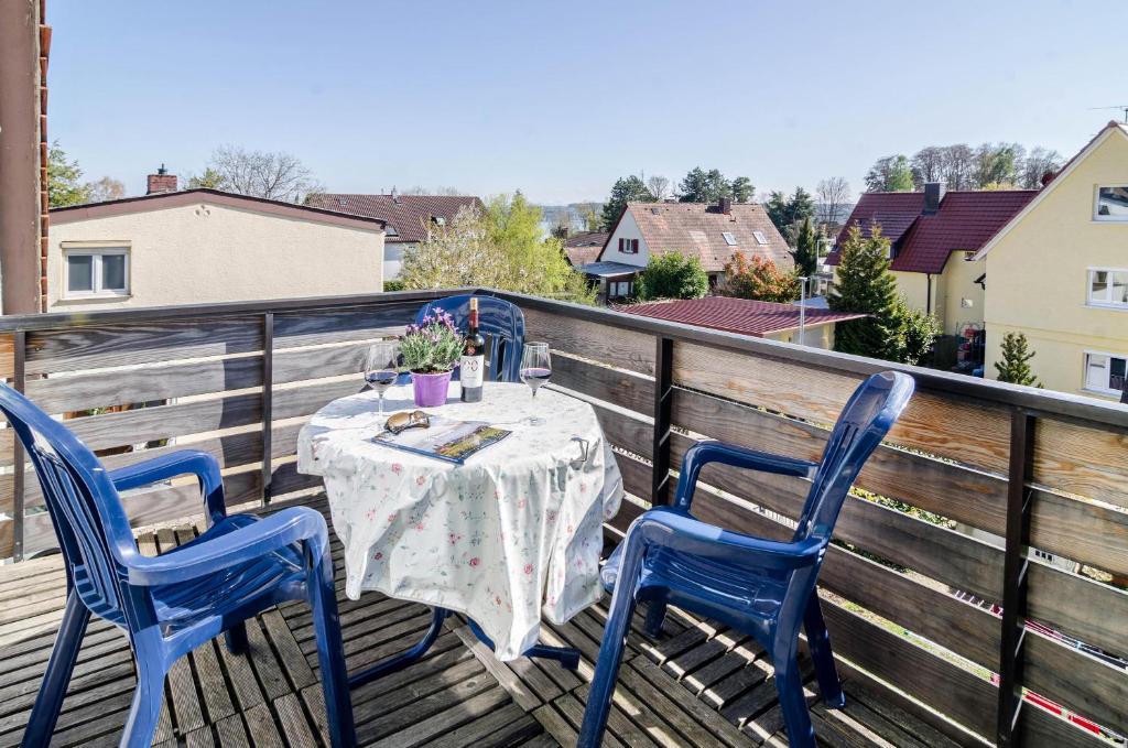 een tafel en vier stoelen op een balkon met een tafel en stoelen bij Ferienwohnung Borrs in Überlingen