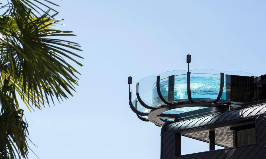 Quellenhof Luxury Resort Passeier في سان مارتينو: اطلالة على المحيط من اعلى المبنى