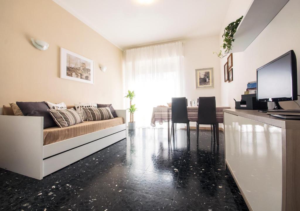 Televízia a/alebo spoločenská miestnosť v ubytovaní Apt luminoso, spazioso con Aria condiz e bici