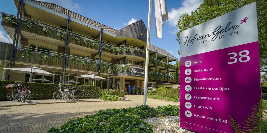 een groot gebouw met een bord ervoor bij Hotel Hof van Gelre by Flow in Lochem