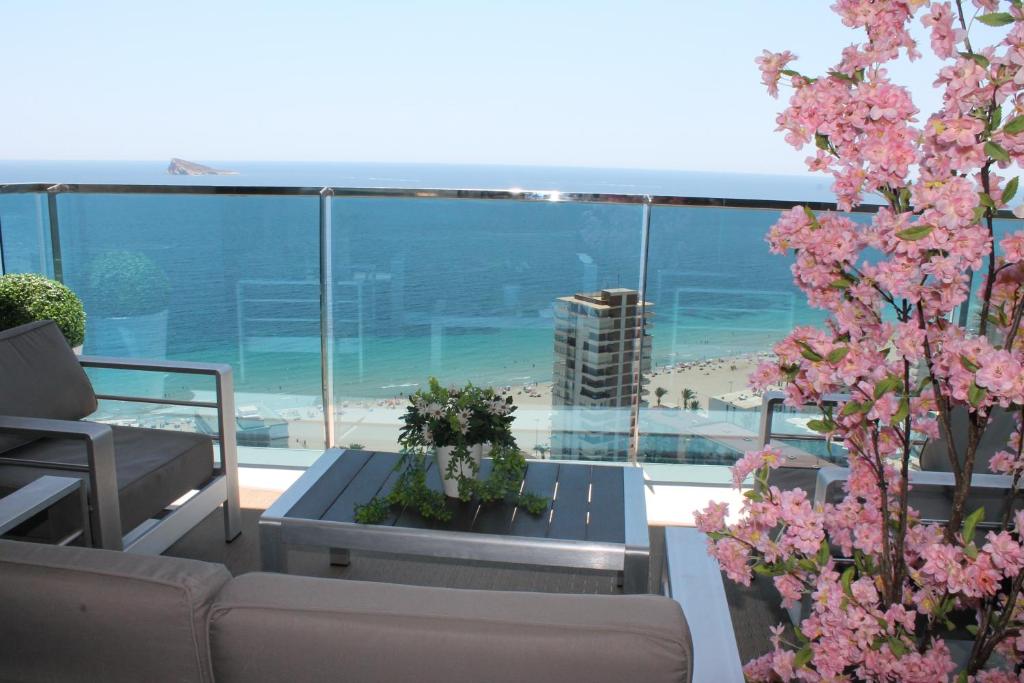 ベニドルムにあるSunset Drive Sea Views Apartmentのビーチと海の景色を望むパティオ