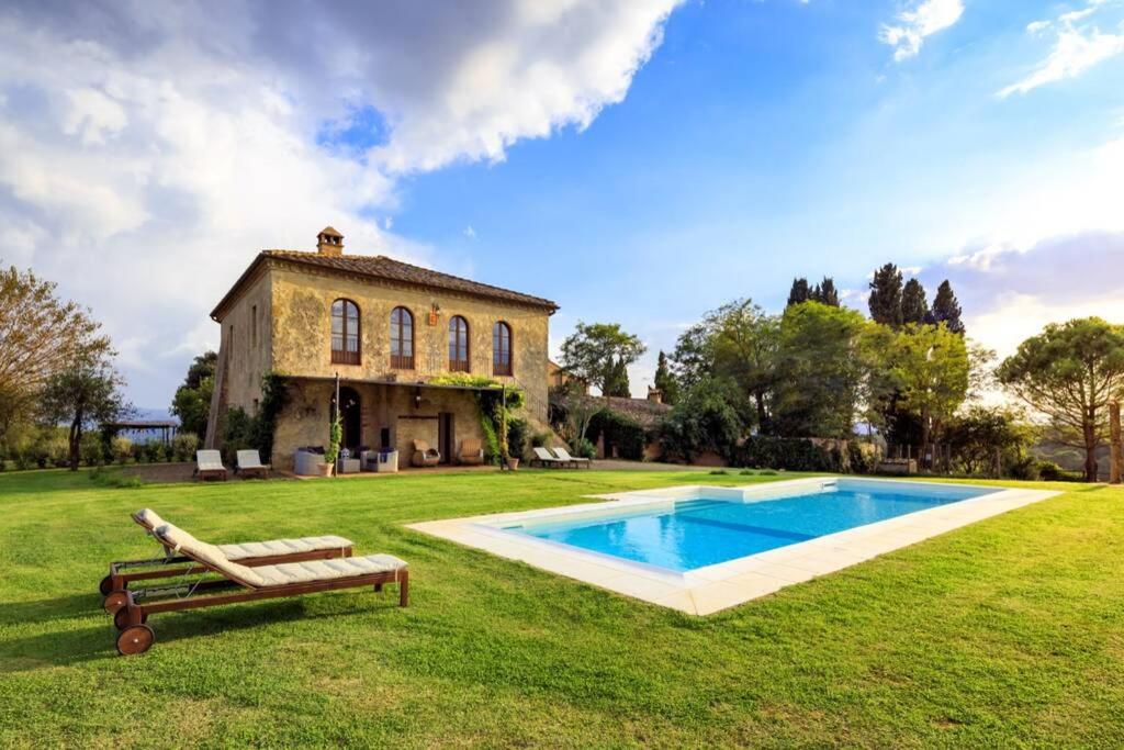 ein Haus mit einem großen Garten mit Pool in der Unterkunft Il Fienile di Montesoli in Villa Montesoli
