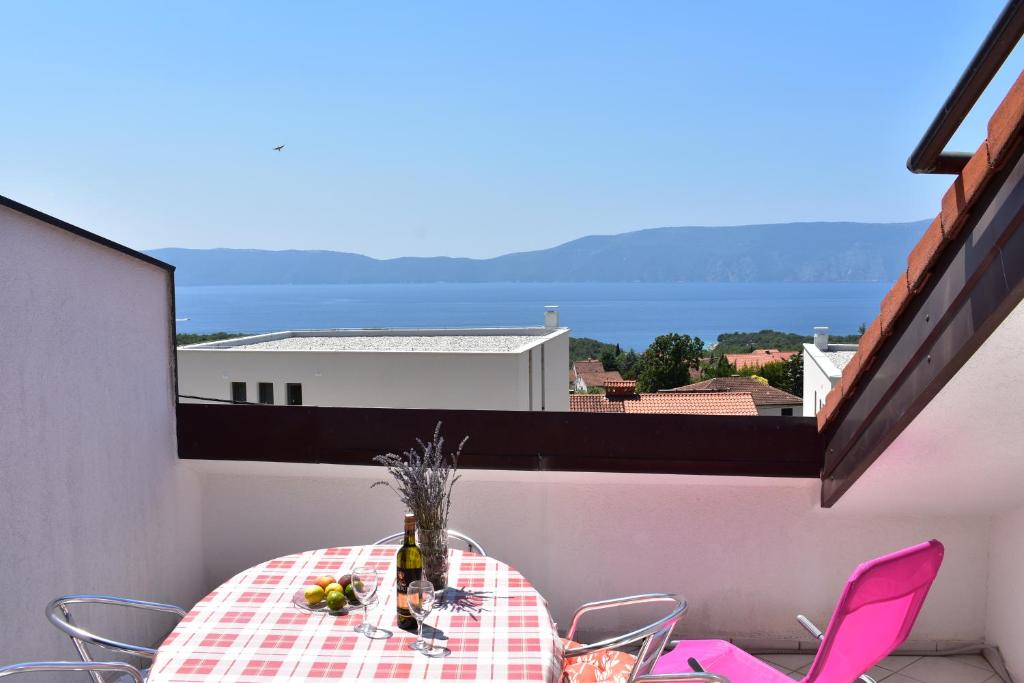 uma mesa numa varanda com vista para a água em Apartments Pine Diver em Pinezici