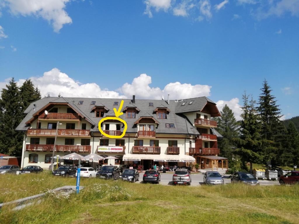 un grand bâtiment avec un x jaune dans l'établissement Donovaly AD Kamzík - apartmán 47, à Donovaly