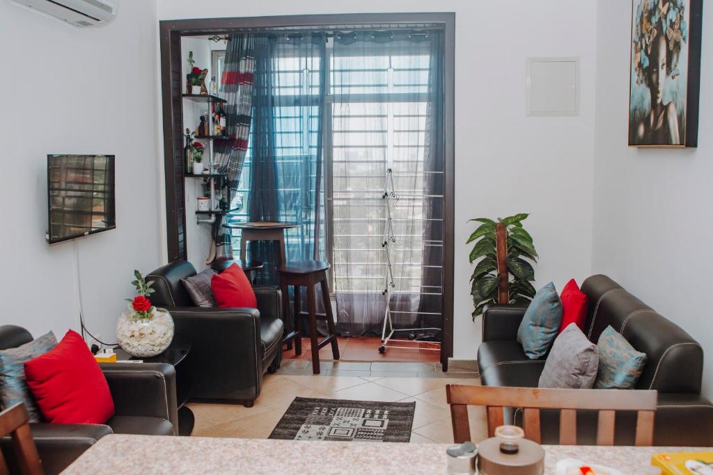 uma sala de estar com dois sofás e uma mesa em Stunning 2-Bed Apartment in Dar es Salaam em Dar es Salaam