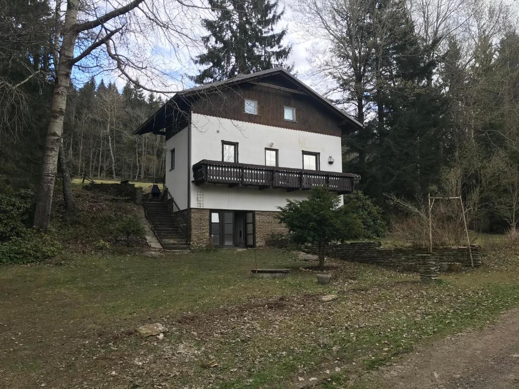 Casa blanca grande con balcón en un campo en Horská chata na Brčálníku v srdci Šumavy en Železná Ruda
