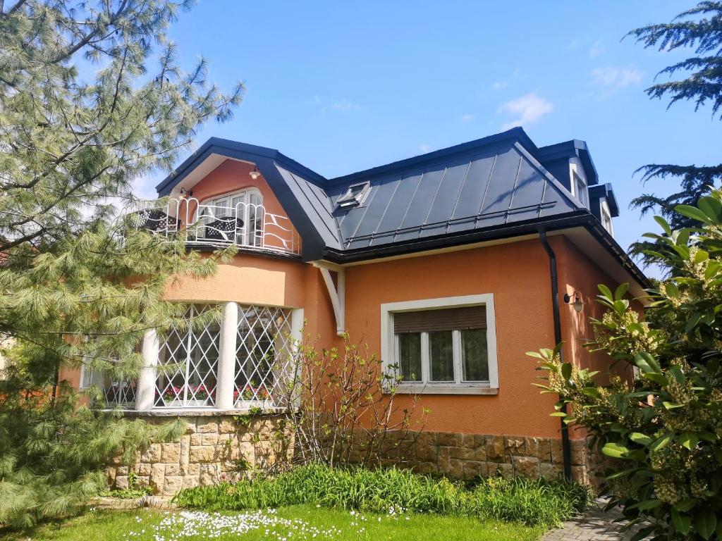 een huis met een solarium bovenop bij Kikelet Panzio in Dunakeszi