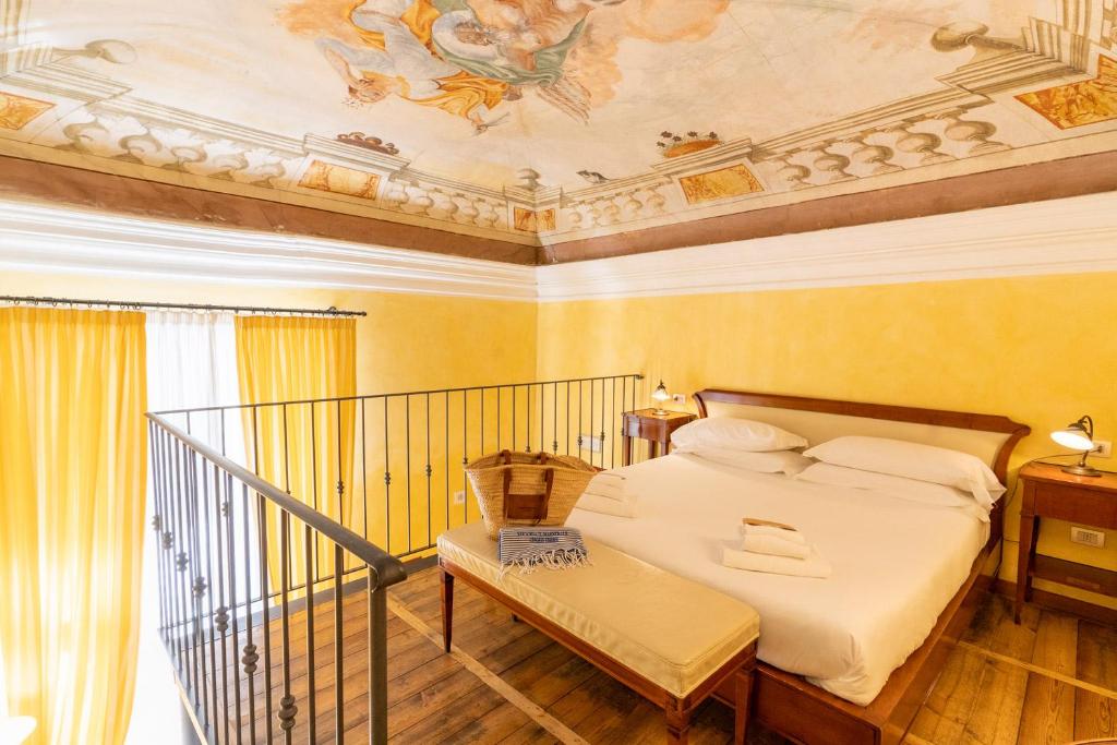モンテロッソ・アル・マーレにあるロカンダ イル マエストレルのベッドルーム1室(天井に絵画が描かれたベッド1台付)
