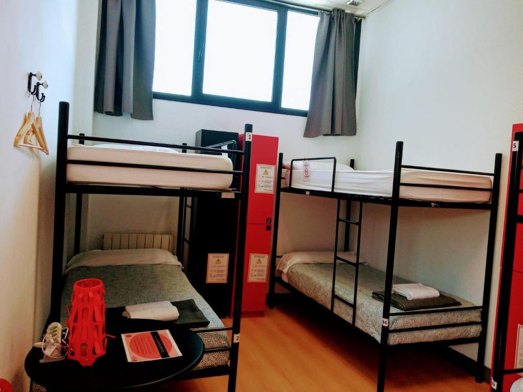 Postel nebo postele na pokoji v ubytování Bilbao Akelarre Hostel