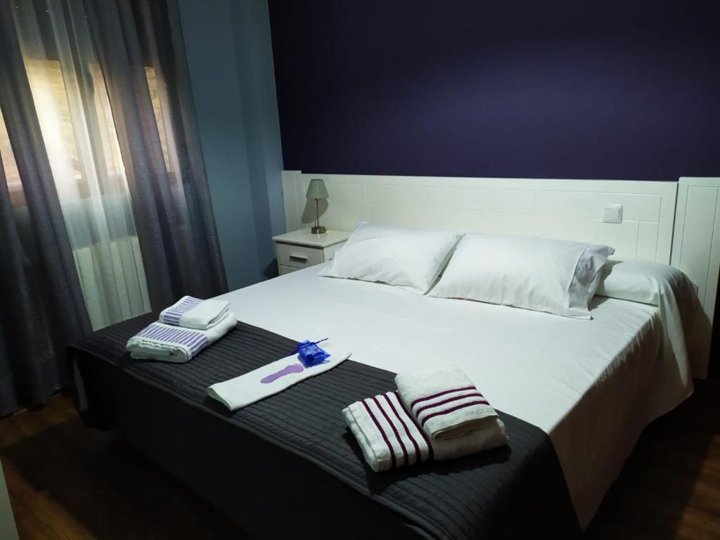 een slaapkamer met een bed met twee handdoeken erop bij Hotel Rural La Robla in Figueruela de Arriba