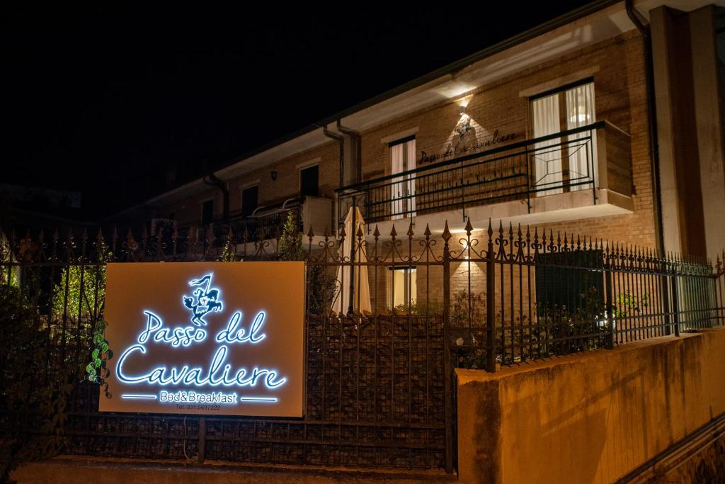 un panneau sur une clôture devant un bâtiment dans l'établissement Passo del Cavaliere, à Tropea