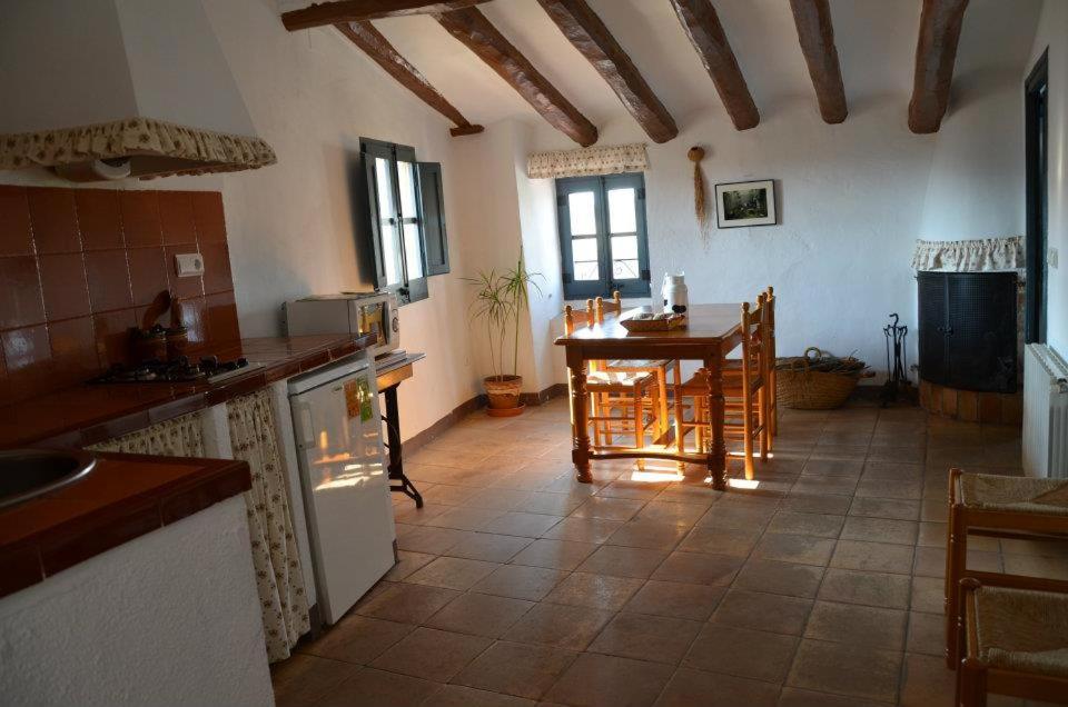 eine Küche mit einem Tisch und einem Esszimmer in der Unterkunft RCP El Racó in Pacs del Penedes