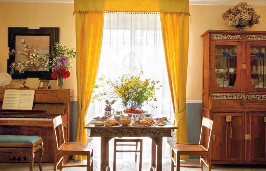 een eetkamer met een tafel en een raam bij Iride Bed and Breakfast in Baronissi