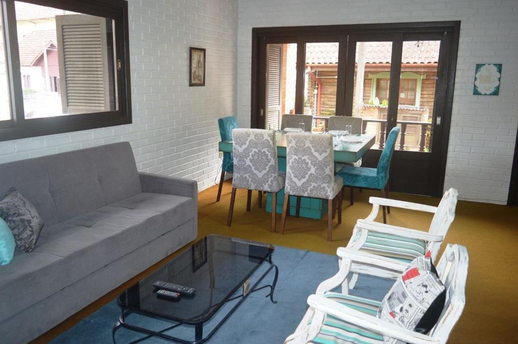 Gramado Alugueis - 04 DORMITORIOS - 50 METROS DA RUA COBERTA  Gramado Alugueis - 04 DORMITORIOS - 50 METROS DA RUA COBERTA