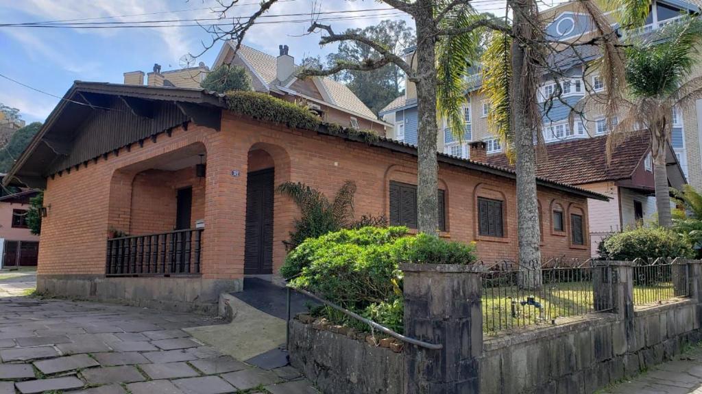 Gramado Alugueis - 04 DORMITORIOS - 50 METROS DA RUA COBERTA  Gramado Alugueis - 04 DORMITORIOS - 50 METROS DA RUA COBERTA