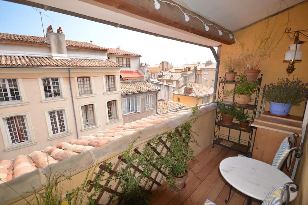 un balcon avec vue sur une ville dans l'établissement LE DIX Duplex historical center balcony with view and air conditioning, à Aix-en-Provence