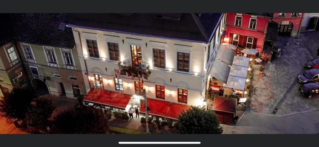 an overhead view of a building with a restaurant at Pensiunea Gasthaus Alte Post in Sighişoara