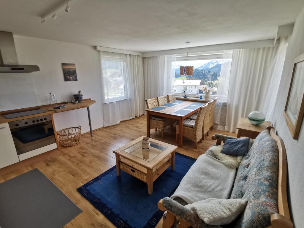 ein Wohnzimmer mit einem Sofa und einem Tisch in der Unterkunft Haus Edelweiss Jungholz in Jungholz