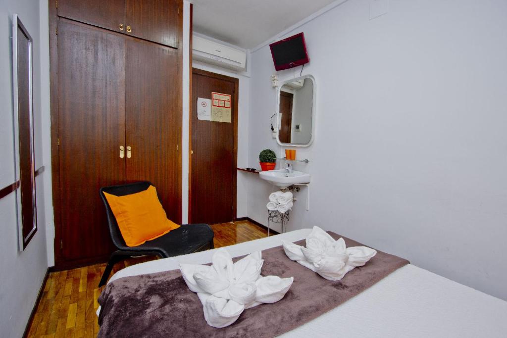 Barcelona City Seven Hostal - Double Room With Private External Bathroom