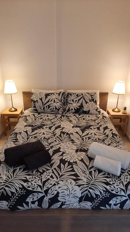 ヴィラモウラにあるApartamento Caroniのベッド1台(枕2つ、ランプ2つ付)