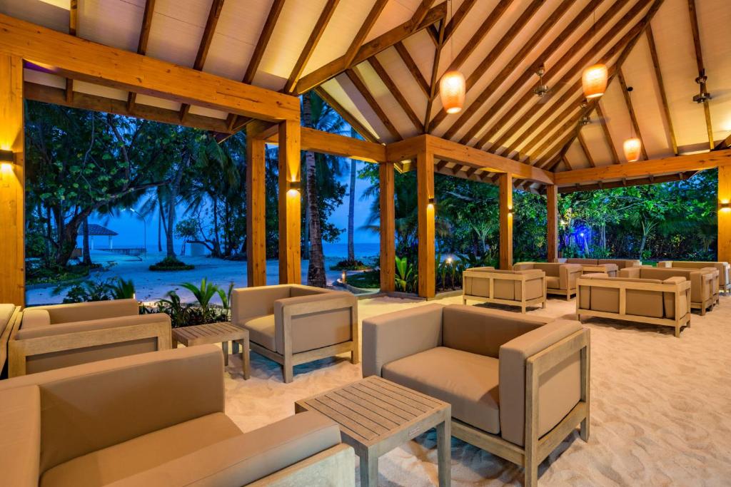Posezení v ubytování Fiyavalhu Resort Maldives