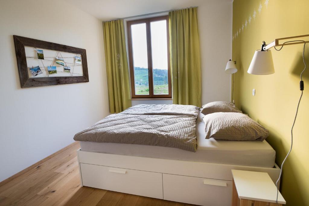 Postel nebo postele na pokoji v ubytování Hiša sonca Toti breg