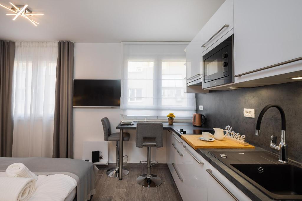 Kuchyňa alebo kuchynka v ubytovaní Luxury Studios & Room Five
