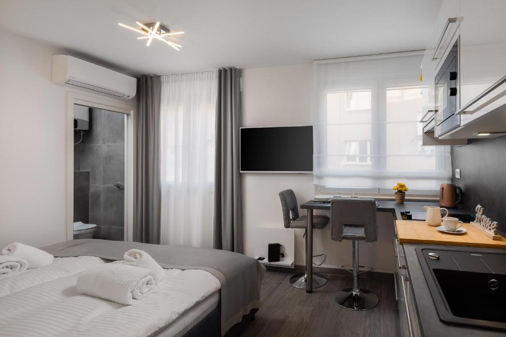 Televízia a/alebo spoločenská miestnosť v ubytovaní Luxury Studios & Room Five