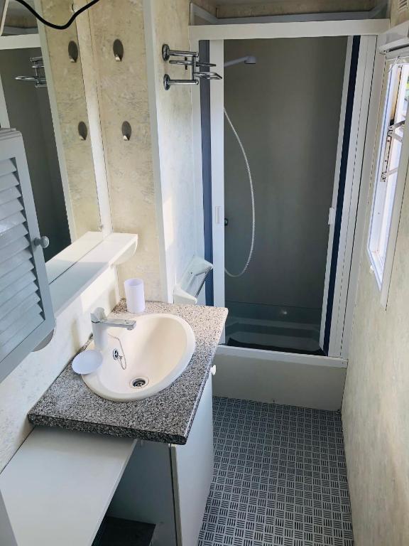 a bathroom with a sink and a shower at Mobil-home 4 personnes 400m de la mer in Berck-sur-Mer