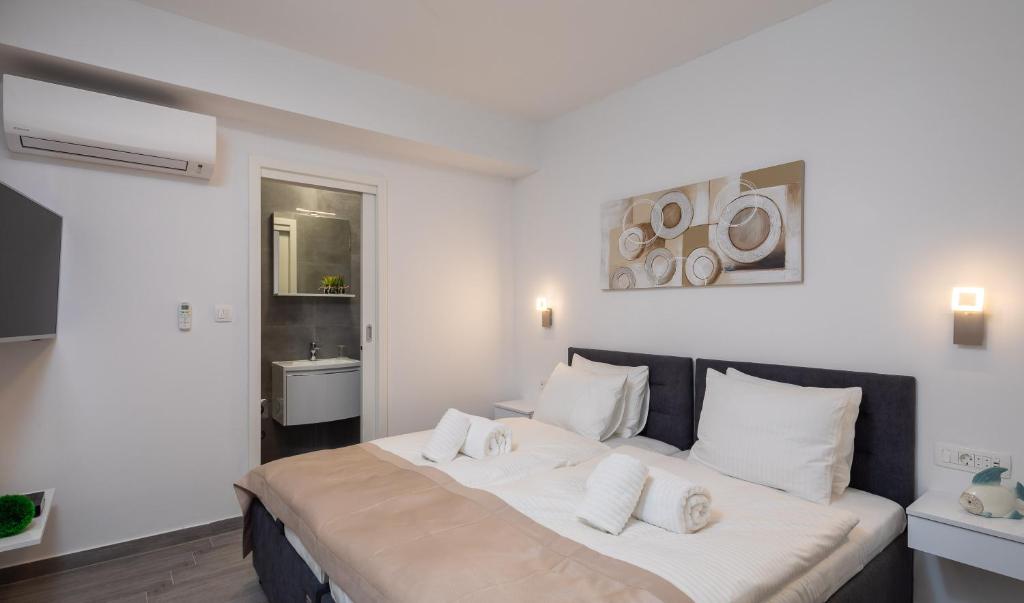 Posteľ alebo postele v izbe v ubytovaní Luxury Studios & Room Five