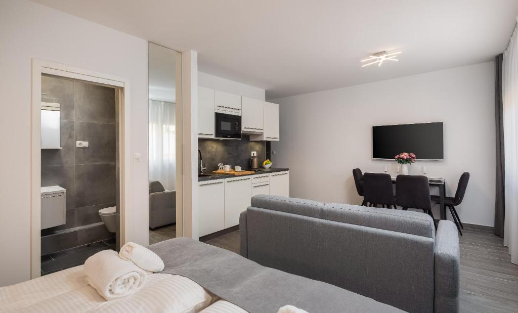 Kuchyňa alebo kuchynka v ubytovaní Luxury Studios & Room Five