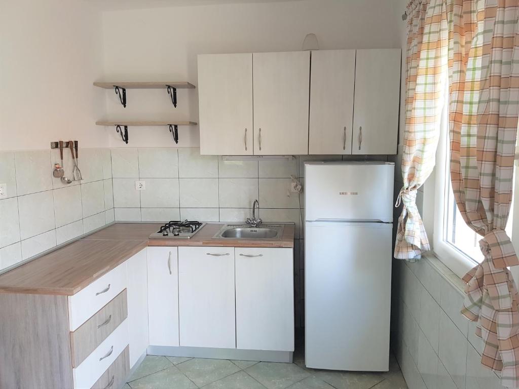 Kuchnia lub aneks kuchenny w obiekcie Kornati - Apartments & Stone cottage