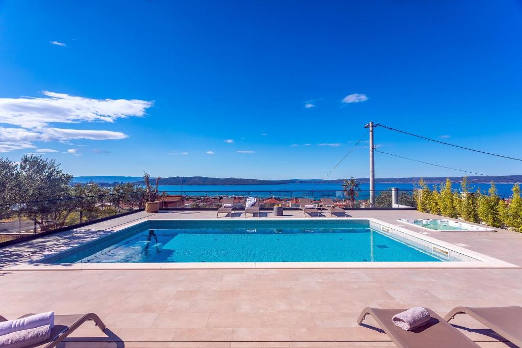 Bazén v ubytování Luxurius Villa Aria with heated 45sqm pool, jacuzzi and seaview nebo v jeho okolí