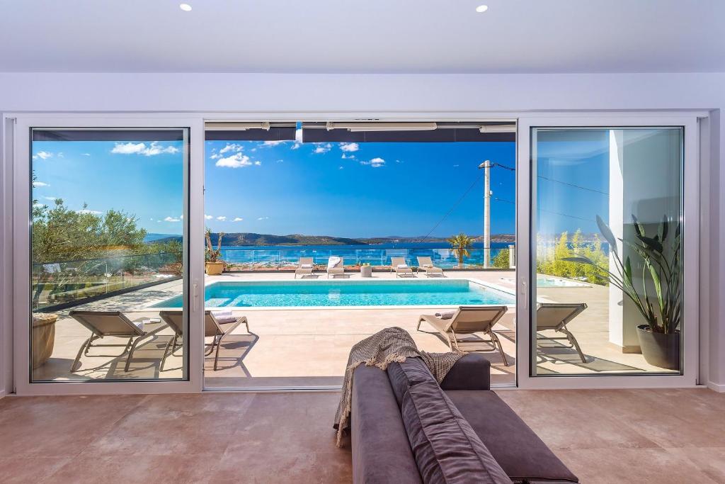 Bazén v ubytování Luxurius Villa Aria with heated 45sqm pool, jacuzzi and seaview nebo v jeho okolí