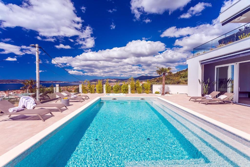 Bazén v ubytování Luxurius Villa Aria with heated 45sqm pool, jacuzzi and seaview nebo v jeho okolí