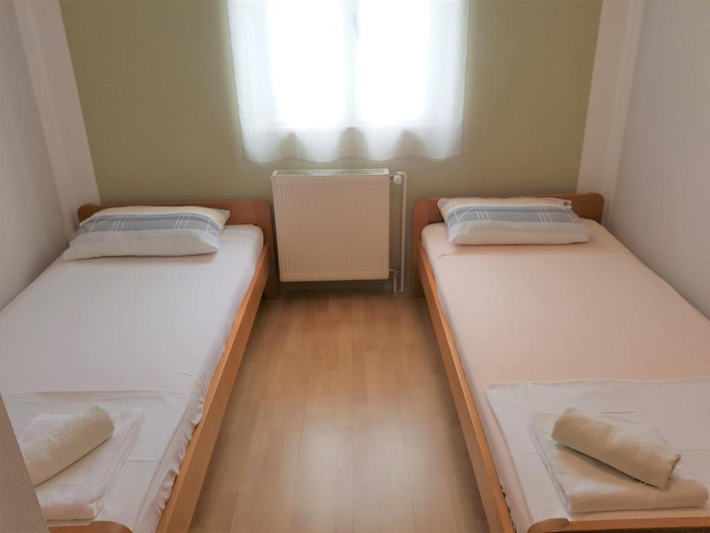 Łóżko lub łóżka w pokoju w obiekcie Kornati - Apartments & Stone cottage