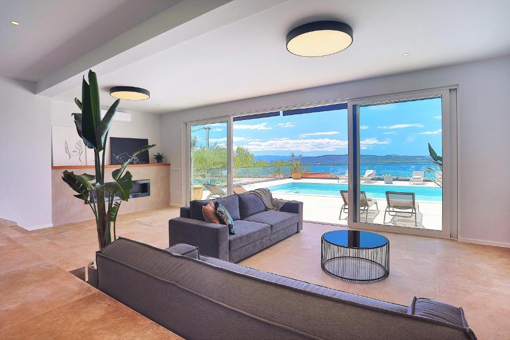 Posezení v ubytování Luxurius Villa Aria with heated 45sqm pool, jacuzzi and seaview