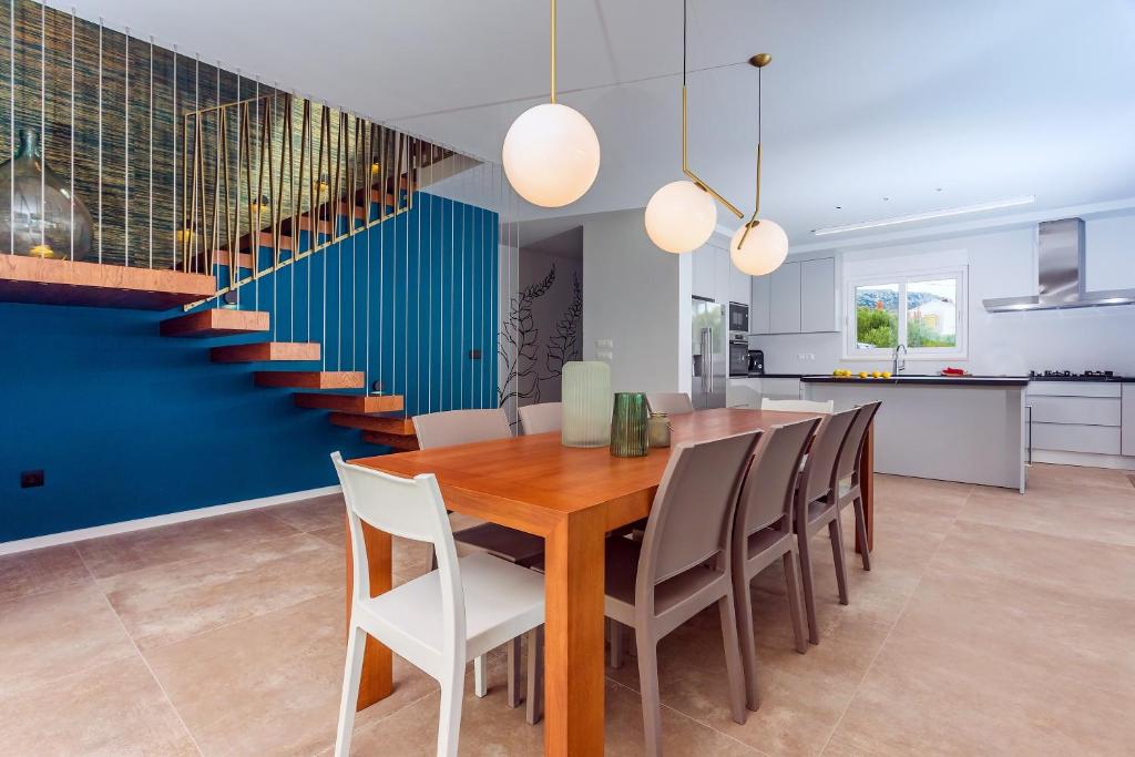 Fotografie z fotogalerie ubytování Luxurius Villa Aria with heated 45sqm pool, jacuzzi and seaview v destinaci Kaštela
