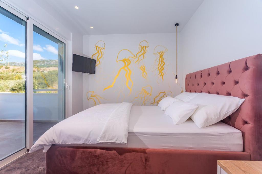 Postel nebo postele na pokoji v ubytování Luxurius Villa Aria with heated 45sqm pool, jacuzzi and seaview