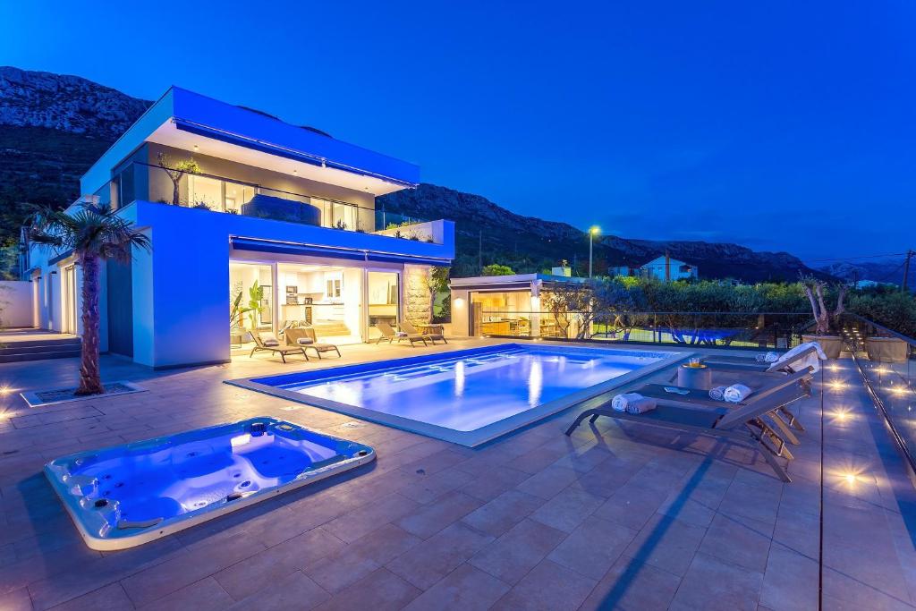 Bazén v ubytování Luxurius Villa Aria with heated 45sqm pool, jacuzzi and seaview nebo v jeho okolí