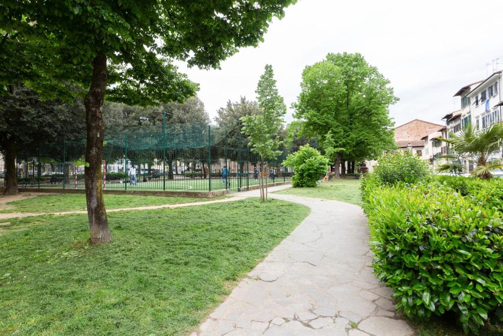 A garden outside Oltrarno Bright Apartment con Patio Privato