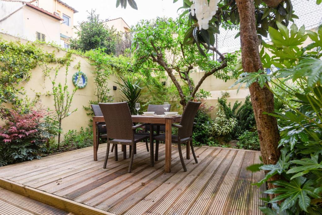 A garden outside Oltrarno Bright Apartment con Patio Privato