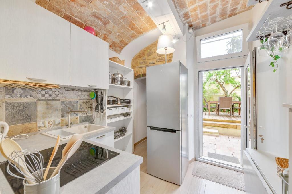 A kitchen or kitchenette at Oltrarno Bright Apartment con Patio Privato